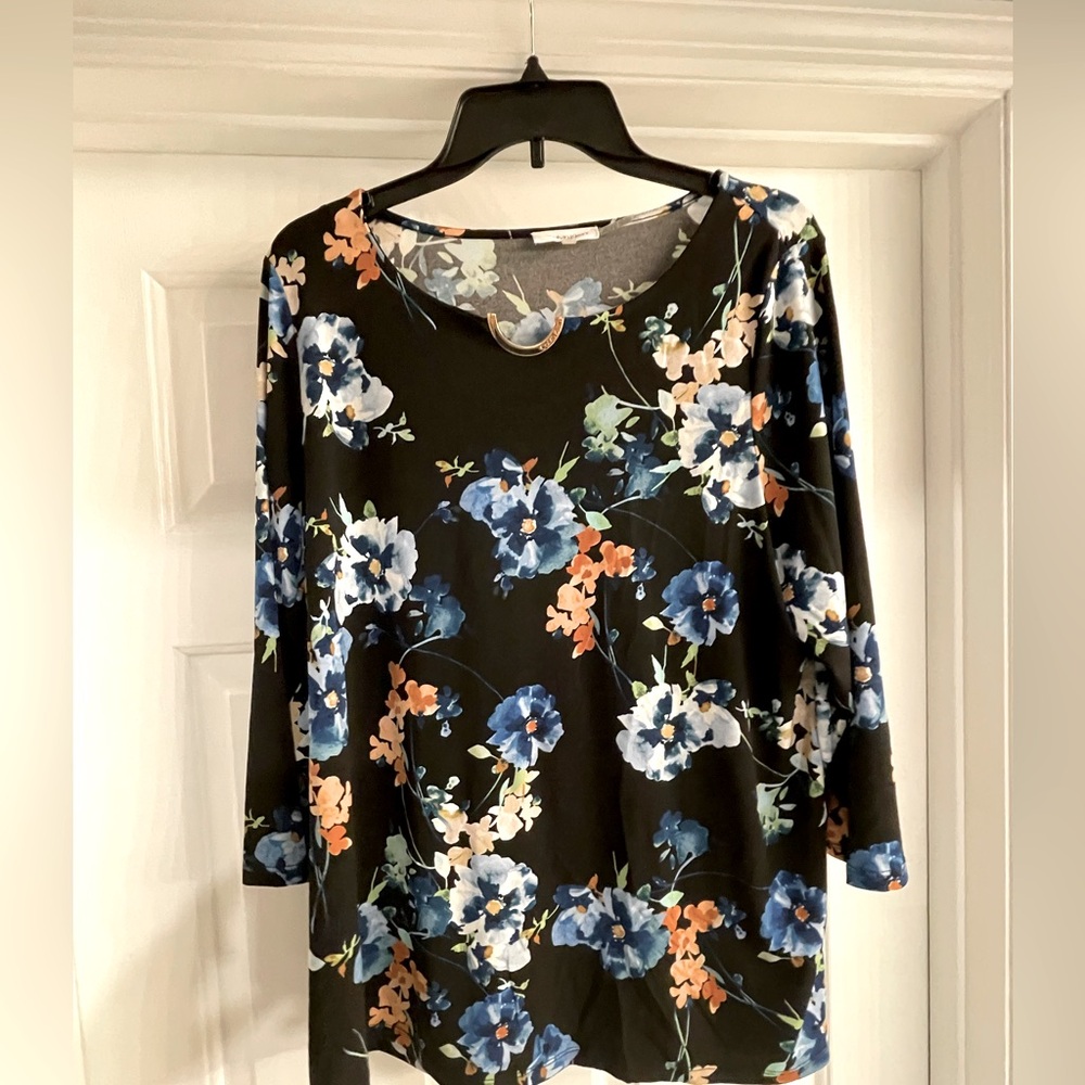 Calvin Klein size 1X floral top with hardware